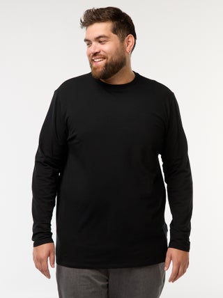 T-shirt liso de manga comprida e gola redonda