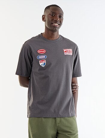 T-shirt liso de manga curta com patches cosidos