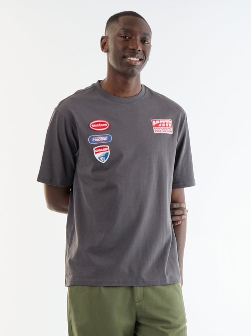 T-shirt liso de manga curta com patches cosidos - Kiabi
