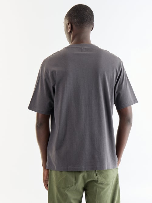 T-shirt liso de manga curta com patches cosidos - Kiabi