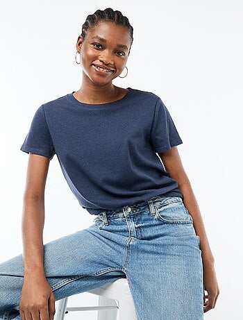 T-shirt liso de manga curta e gola redonda