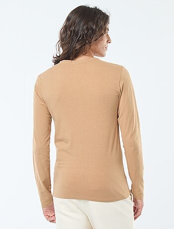 T-shirt liso de mangas compridas e gola redonda