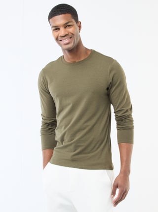 T-shirt liso de mangas compridas e gola redonda