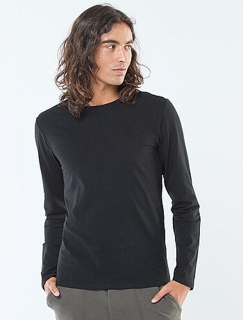 T-shirt liso de mangas compridas e gola redonda