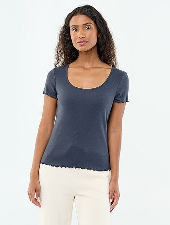 T-shirt liso em malha canelada de mangas curtas