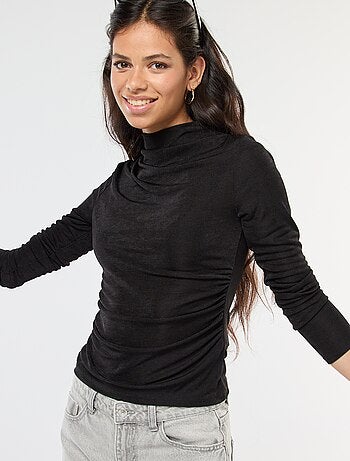 T-shirt liso em material fluido com gola alta