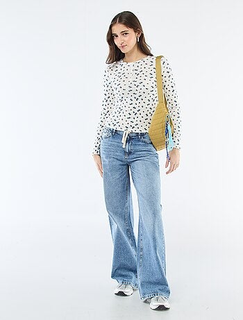 T-shirt malha com furinhos e flores