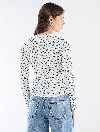 T-shirt malha com furinhos e flores