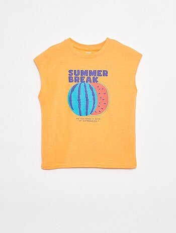 T-shirt manga cava com estampado à frente