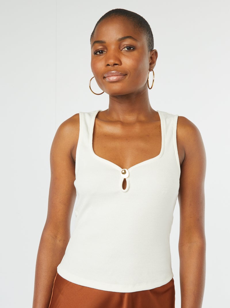 T-shirt manga cava com gola larga e botão dourado de fantasia Branco - Kiabi