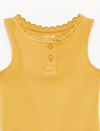 T-shirt manga cava em malha nervurada