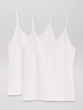 T-shirt manga cava interior de alças finas