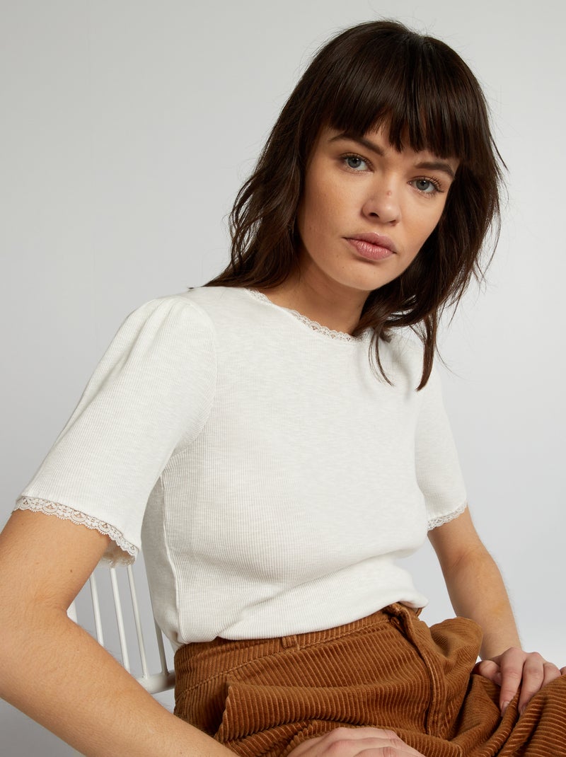 T-shirt nervurada com acabamento em renda Branco - Kiabi
