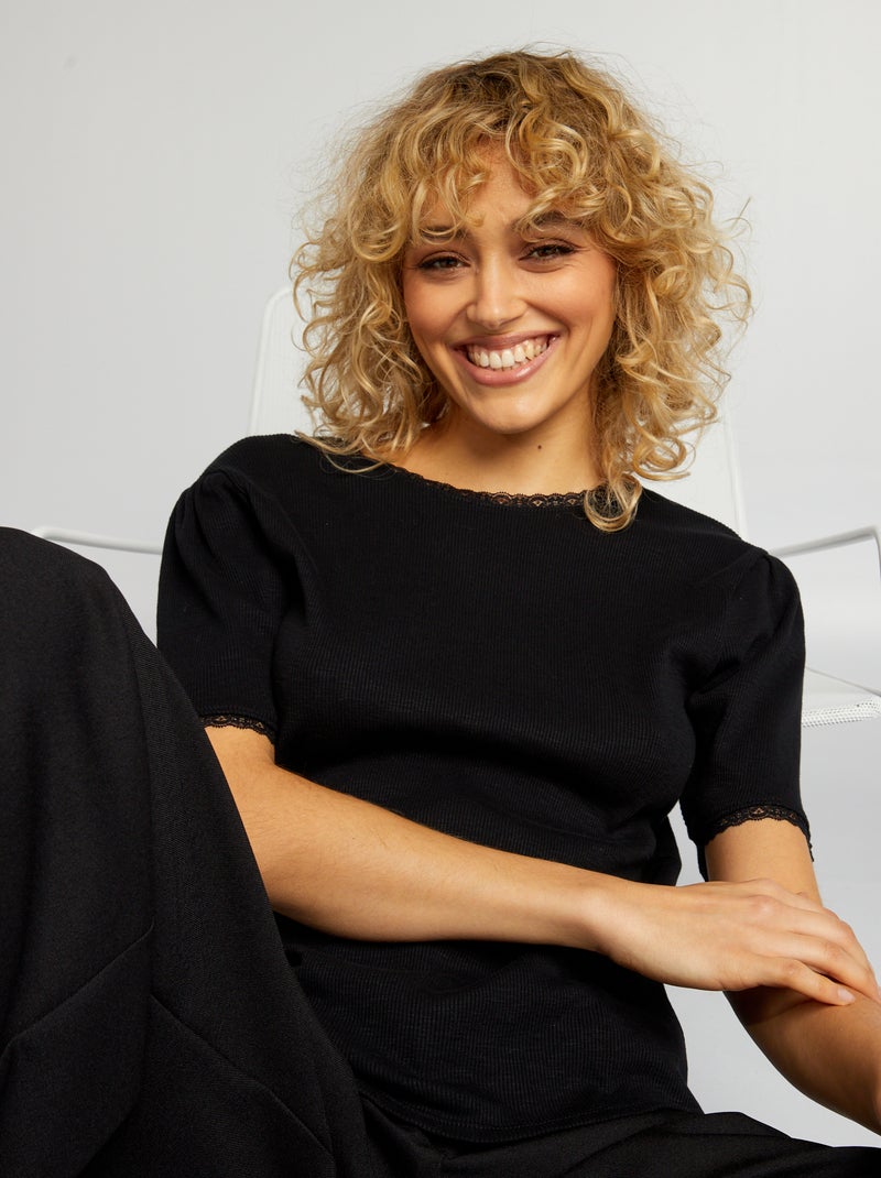 T-shirt nervurada com acabamento em renda Preto - Kiabi