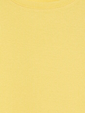 T-shirt nervurada com bordos ondulados