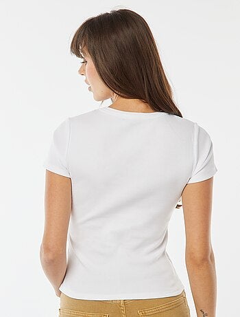 T-shirt nervurada com botões de fantasia