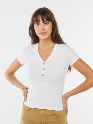 T-shirt nervurada com botões de fantasia