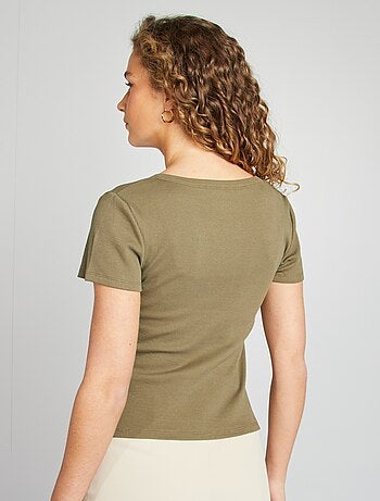 T-shirt nervurada com botões de fantasia