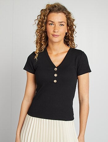 T-shirt nervurada com botões de fantasia