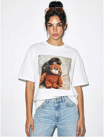 T-shirt oversized estampada de gola redonda com detalhe de acessório lucci