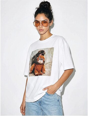T-shirt oversized estampada de gola redonda com detalhe de acessório lucci