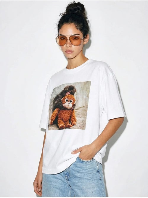 T-shirt oversized estampada de gola redonda com detalhe de acessório lucci - Kiabi T-shirt oversized estampada de gola redonda com detalhe de acessório lucci - Kiabi