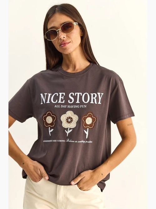 T-shirt relaxed fit com estampado de texto e detalhe bordado lucci - Kiabi T-shirt relaxed fit com estampado de texto e detalhe bordado lucci - Kiabi