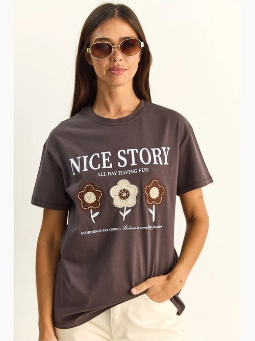 T-shirt relaxed fit com estampado de texto e detalhe bordado lucci - Kiabi T-shirt relaxed fit com estampado de texto e detalhe bordado lucci - Kiabi