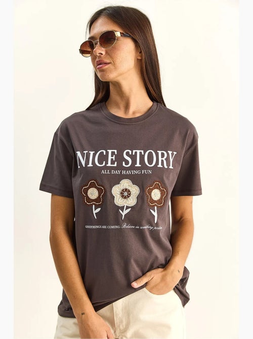 T-shirt relaxed fit com estampado de texto e detalhe bordado lucci - Kiabi T-shirt relaxed fit com estampado de texto e detalhe bordado lucci - Kiabi