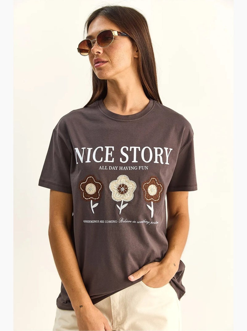 T-shirt relaxed fit com estampado de texto e detalhe bordado lucci Castanho-chocolate - Kiabi