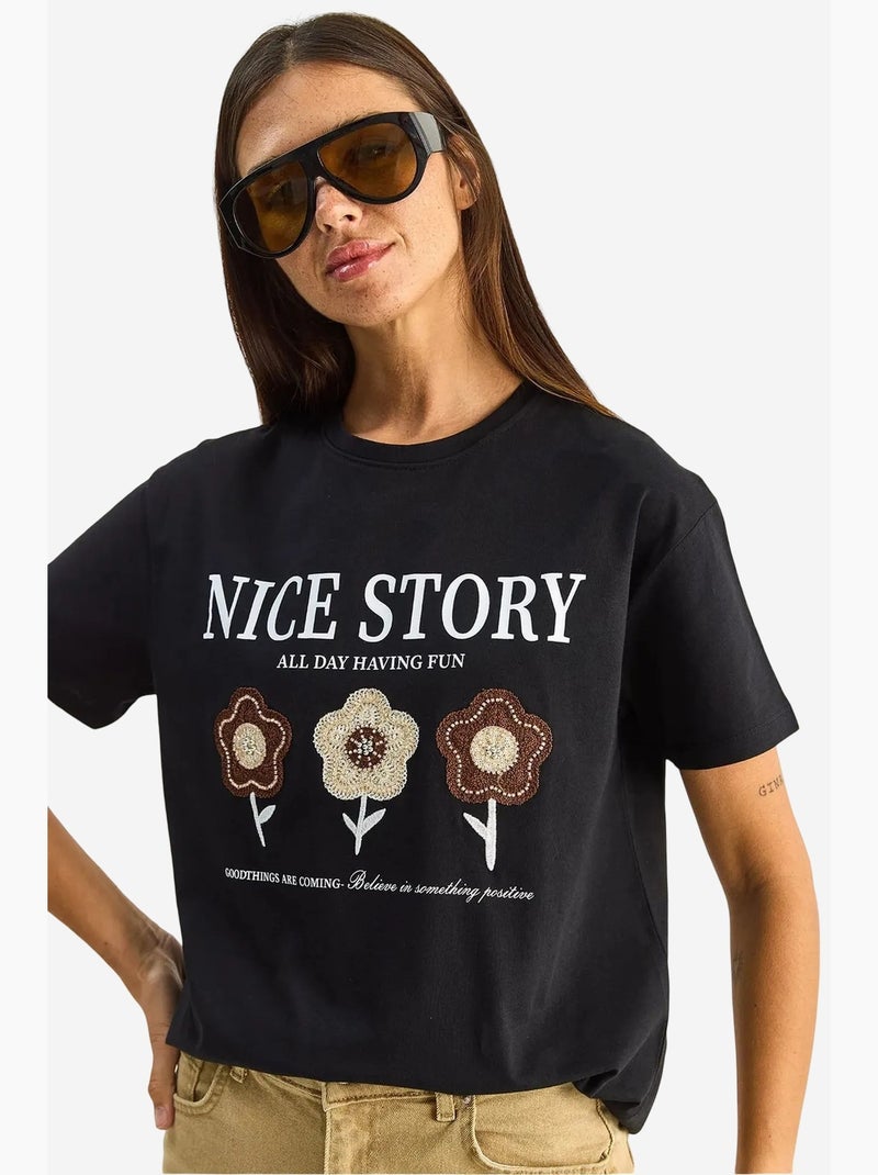 T-shirt relaxed fit com estampado de texto e detalhe bordado lucci Preto - Kiabi
