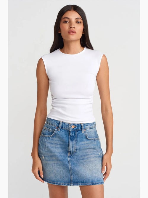 T-shirt sem mangas canelada com gola redonda, corte slim dilvin - Kiabi T-shirt sem mangas canelada com gola redonda, corte slim dilvin - Kiabi