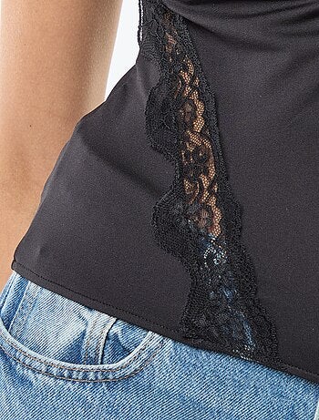 T-shirt sem mangas com renda na frente