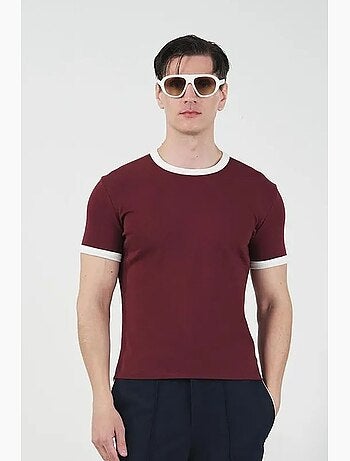 T-shirt slim fit com decote redondo e debrum em contraste giesto