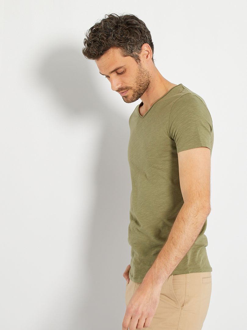 T-shirt slim fit em algodão liso com decote em V Verde Lichene - Kiabi
