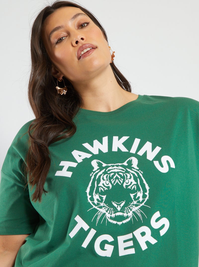 T-shirt 'Stranger Things' 'Hawkins' com cava descida VERDE - Kiabi