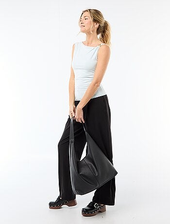 T-shirt stretch com detalhe de bijuteria dourada