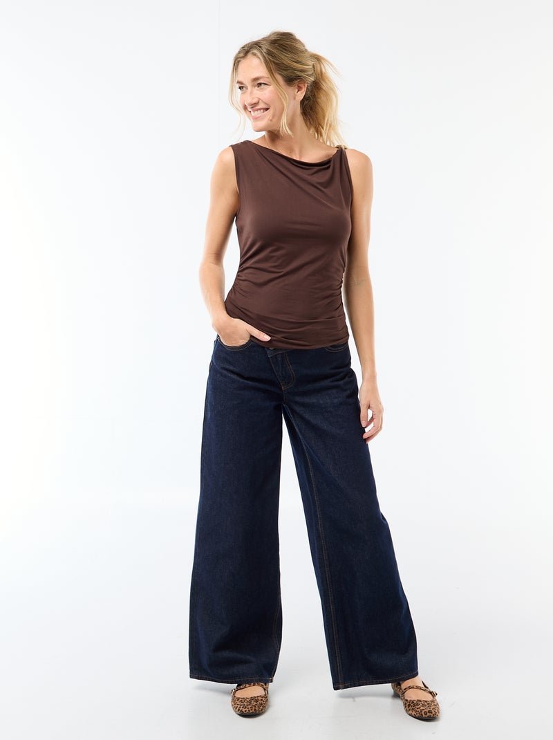 T-shirt stretch com detalhe de bijuteria dourada Castanho - Kiabi