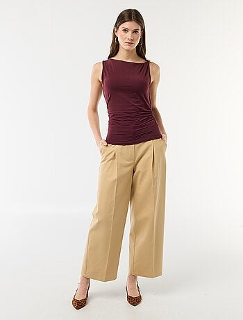 T-shirt stretch com detalhe de bijuteria dourada