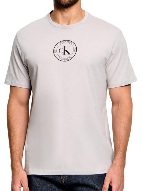 T-shirt taupe calvin klein jeans para homem com emblema ss 30s eu - Kiabi T-shirt taupe calvin klein jeans para homem com emblema ss 30s eu - Kiabi