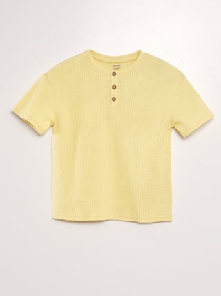 T-shirt texturizada com gola tunisiana