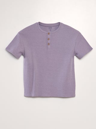 T-shirt texturizada com gola tunisiana