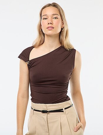 T-shirt torcida com detalhe de joia