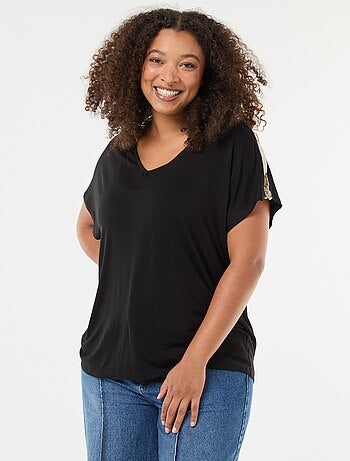 T-shirt 'Vero Moda' gola V com lantejoulas