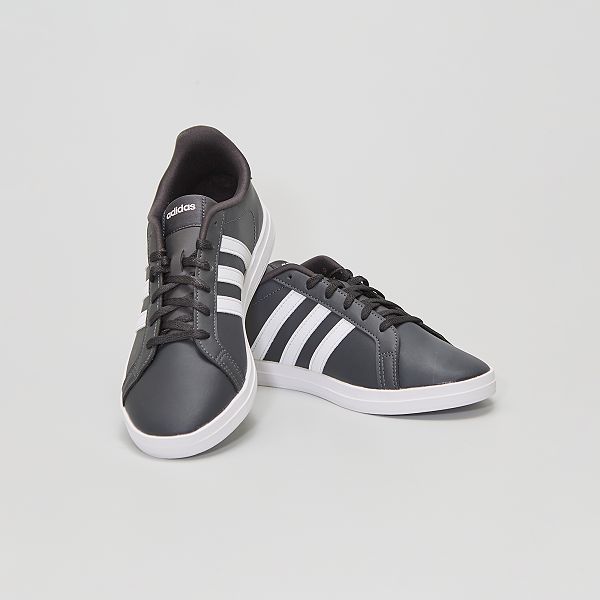 mulheres com tenis adidas