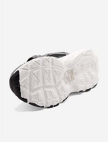 Ténis com velcro