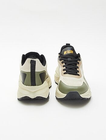 Ténis baixos com atacadores