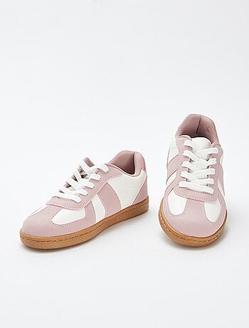 Ténis bicolores com atacadores