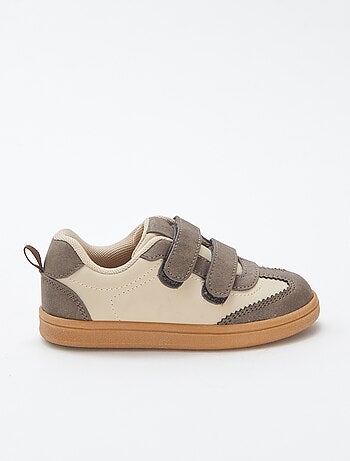Ténis bicolores com tiras de velcro