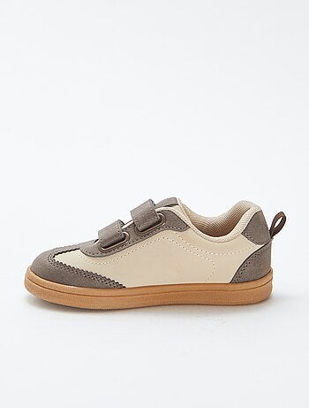 Ténis bicolores com tiras de velcro